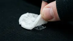 Kaugummi auf der Kleidung: Wie man ihn ohne Schere entfernt und warum der Gefrierschrank der beste Freund jeder Hausfrau ist